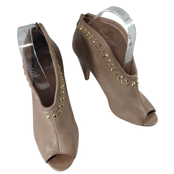 VINCE CAMUTO! FAWN BEIGE/TAN GENUINE LEATHER, GOLD STUDDED ZIPPER HEELS! SZ 8M - Picture 2 of 12